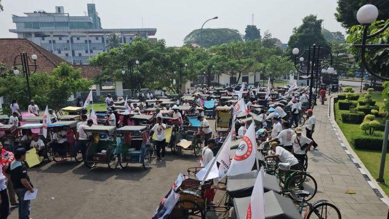 Ganjar Video Call dengan Ratusan Tukang Becak di Bogor
