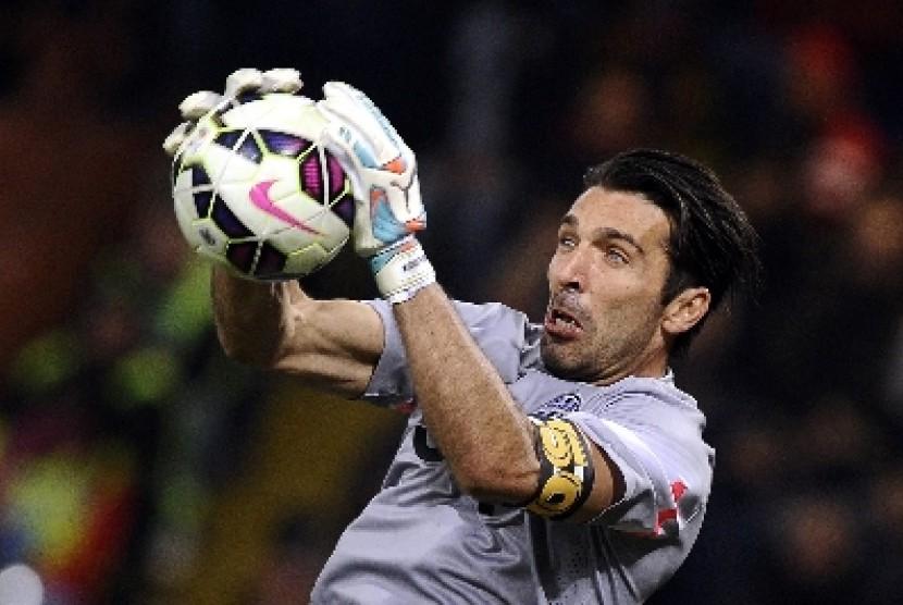 Buffon Gantung Sarung Tangan setelah 28 Tahun Berkiprah