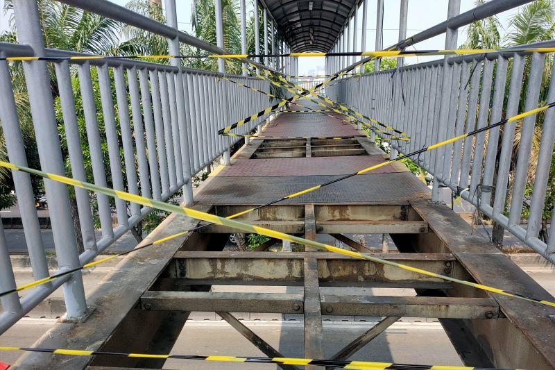 Saksi di Lokasi Lihat Beberapa Orang Curi 4 Lembar Besi di JPO Daan Mogot