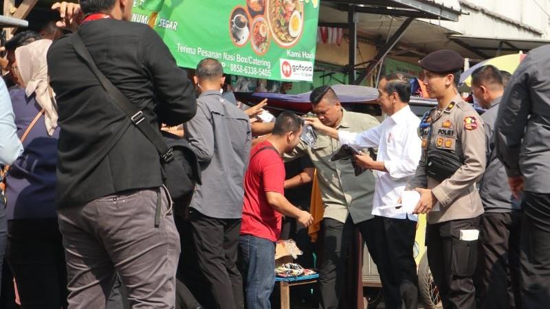 Jokowi Tinjau Harga Bapok di Pasar Parungkuda Sukabumi