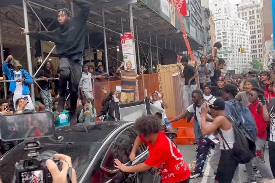 Acara Giveaway PS5 oleh Streamer Kai Cenat di New York Berujung Ricuh