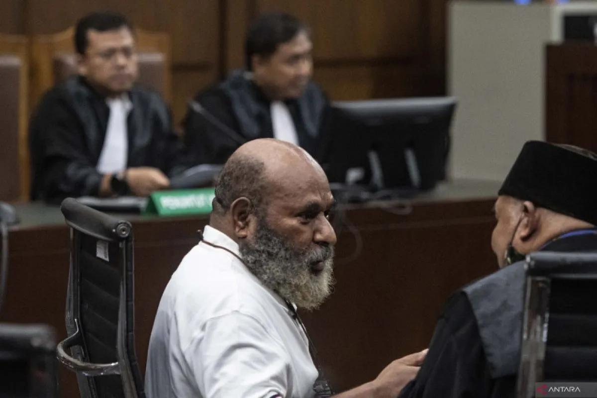 Disebut Main Judi di Singapura, Lukas Enembe Ngamuk hingga Gebrak Meja Sidang