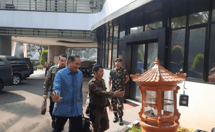 Bawa Tas Hitam ke Kejagung, Eks Mendag Lutfi Irit Bicara