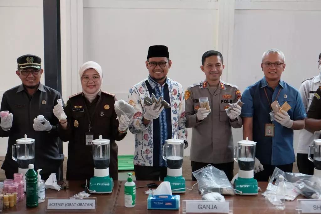 Kejari Depok Musnahkan Barbuk 42 Perkara Tinda Pidana: Trennya Dilakukan Anak-anak Tawuran