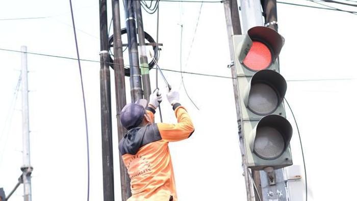 Petugas PUPR Rapihkan Kabel Menjuntai di Cimahpar-Simpang Pomad Bogor