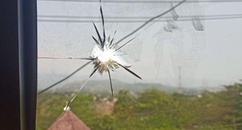 Bukan Aksi Teror, Ternyata Ini Penyebab Lubang di Kaca PN Cibadak