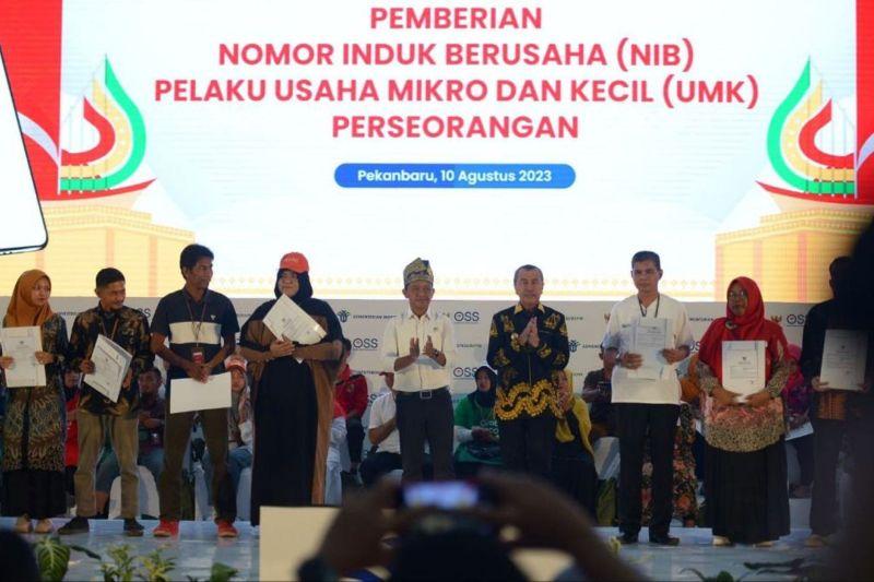 Menteri Bahlil Serahkan NIB kepada 650 UMK Perorangan di Riau