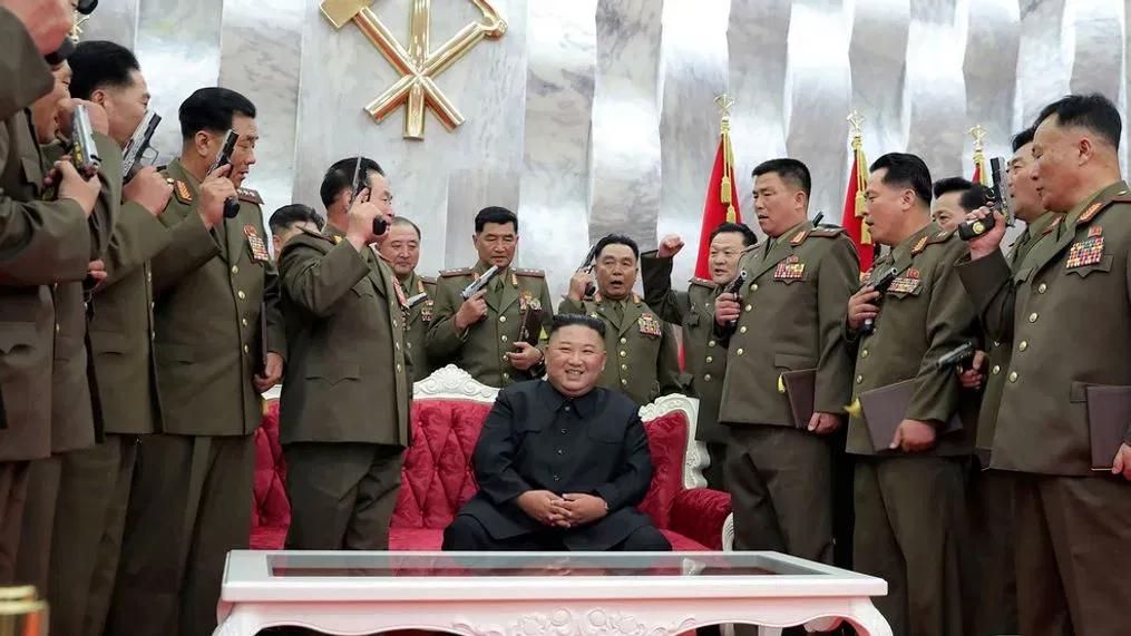 Badai Khanun Menghantam, Warga Korut Wajib Lindungi Foto Kim Jong Un dan Keluarga