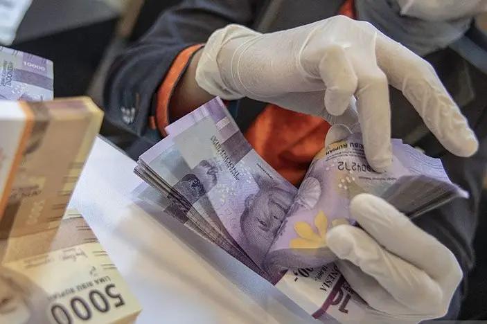 Rupiah Keok di Awal Pekan, Rp15,300 per Dolar AS