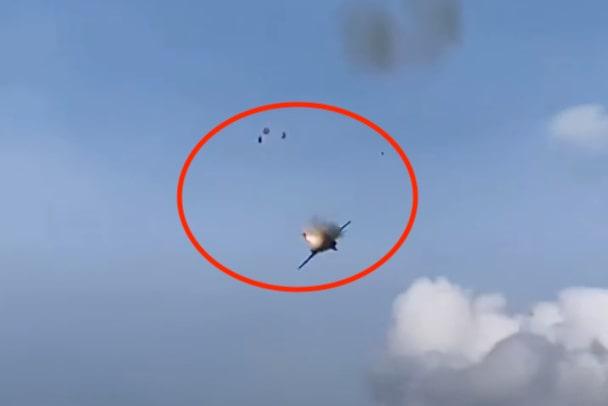 Ngeri! 2 Pilot Lontarkan Diri Sebelum Jet Jatuh di Pertunjukan Udara Michigan