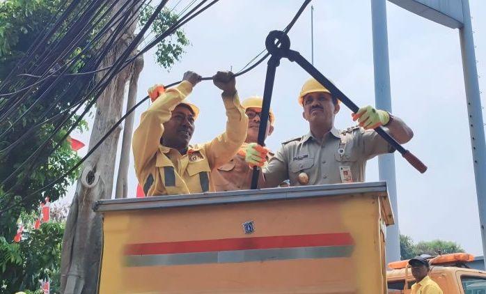 Bina Marga Tertibkan Kabel Udara Semrawut di Raden Inten Jaktim