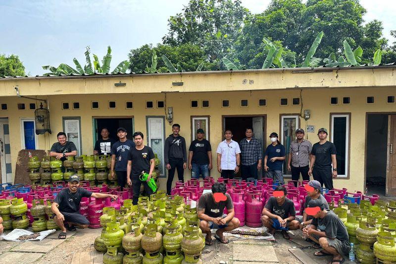 Polisi Ungkap Kasus Oplos Gas Elpiji di Depok dan Ciputat, 8 Orang Ditangkap