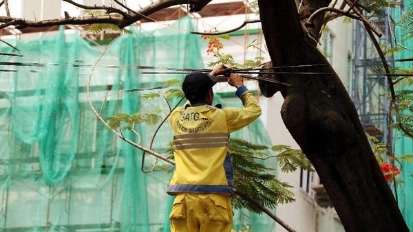 Sanksi Berat Menanti Pemilik Kabel Fiber Optik Menjuntai di DKI Jakarta