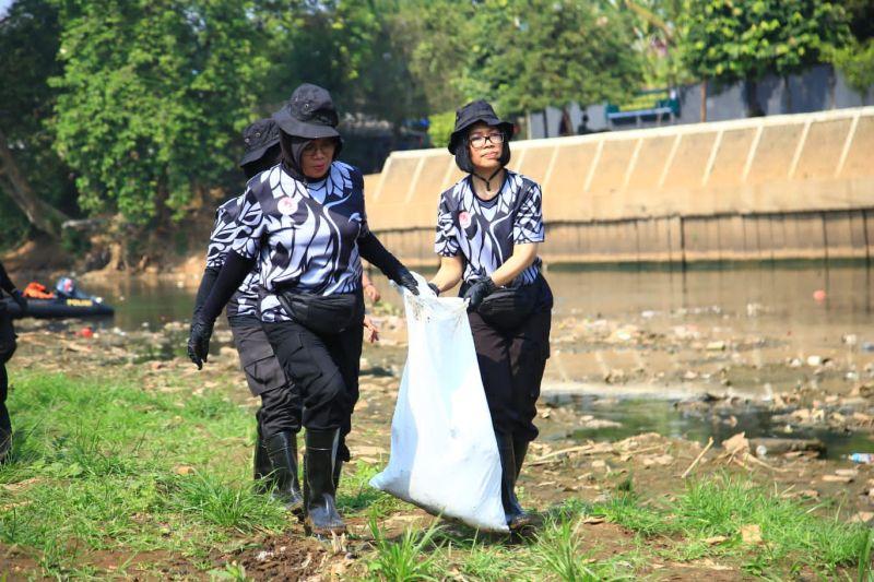 125 Polwan Angkat 150 Karung Sampah dari Ciliwung