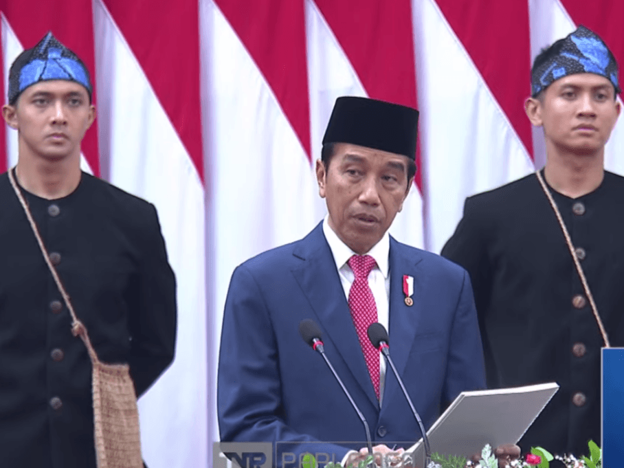 Warganet Salfok dengan Paspampres Ganteng di Belakang Presiden Jokowi