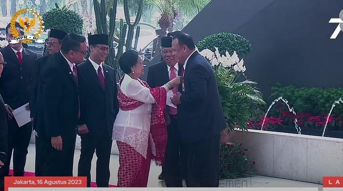 So Sweet.. Bu Mega Benerin Dasi Ketua KPK Firli Bahuri