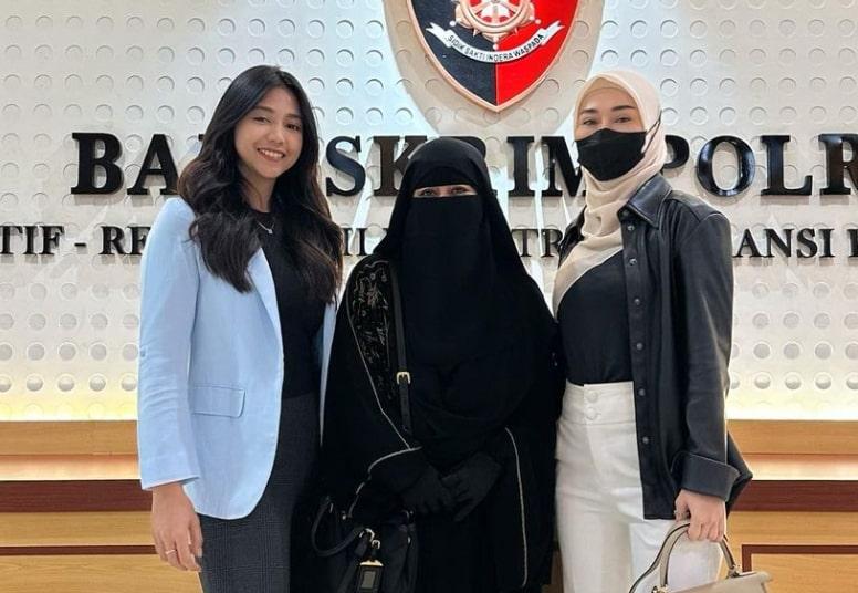 Umi Pipik Jadi Perwakilan Masyarakat Laporkan Oklin Fia ke Polisi