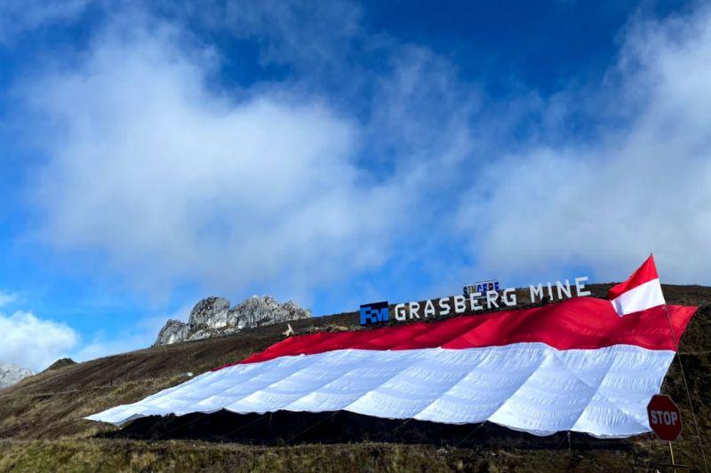 Pecahkan Rekor Dunia, PT Freeport Indonesia Bentangkan Bendera Merah Putih Raksasa