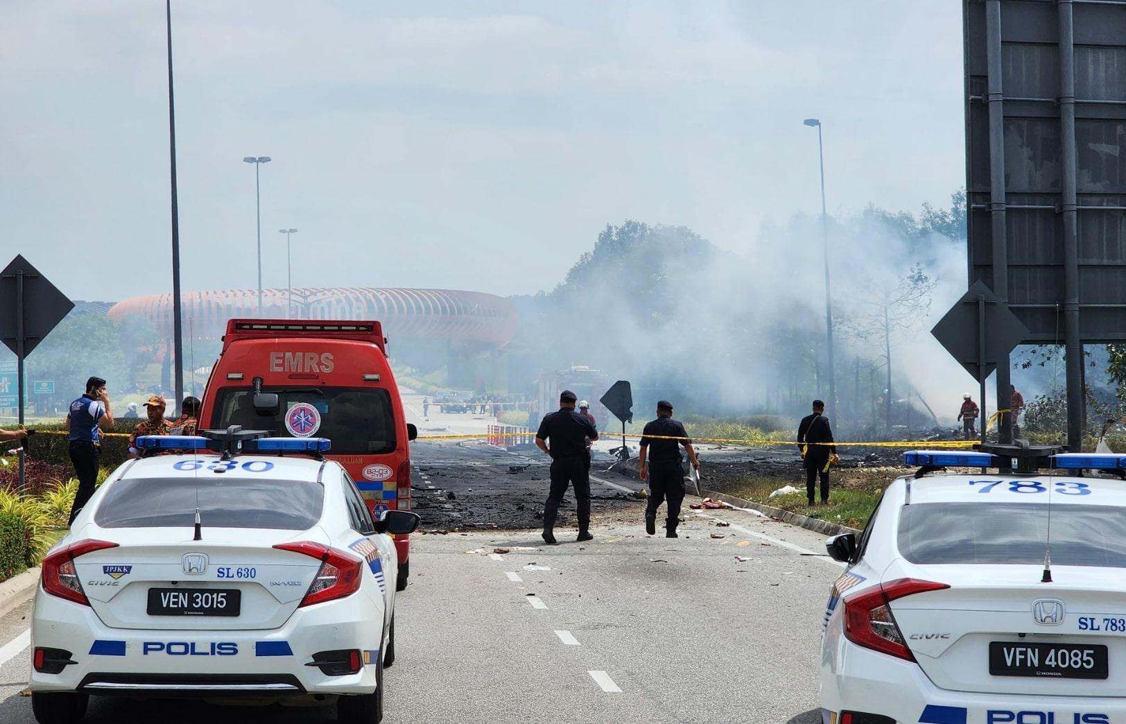 Ngeri! Pesawat Jatuh di Jalan Selangor Malaysia, 10 Orang Termasuk Pemotor Tewas