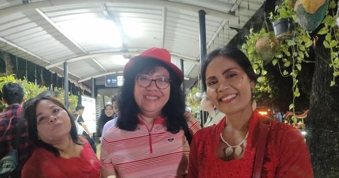 Warga Sanjung Sikap Jokowi yang Keluar Istana Beri Salaman Usai Upacara Penurunan Bendera