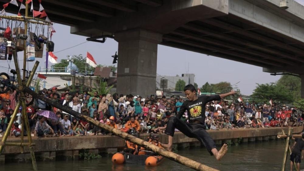 Waspadai Peserta Hanyut, Damkar Pantau Lomba Panjat Pinang di Kalimalang