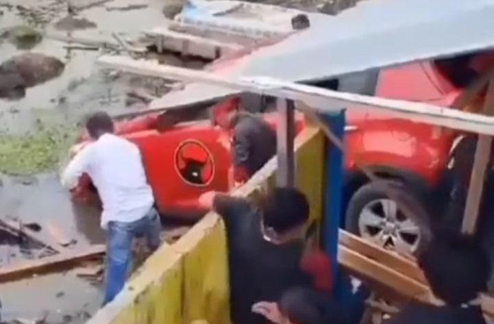 Brukk! Mobil PDIP Seruduk Tembok Kuburan di Selat Panjang Riau