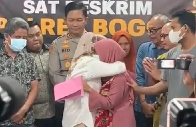 Haru, Kedua Ibu Ini Saling Berpelukan saat Pengembalian Bayi Tertukar Satu Tahun