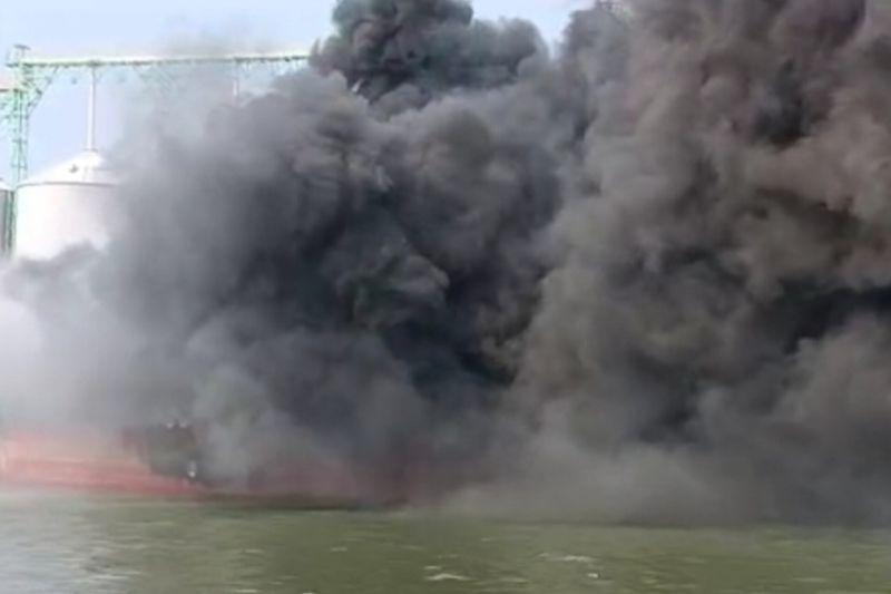 Kebakaran Kapal Kargo di Sunda Kelapa Diduga gegara Gesekan Besi