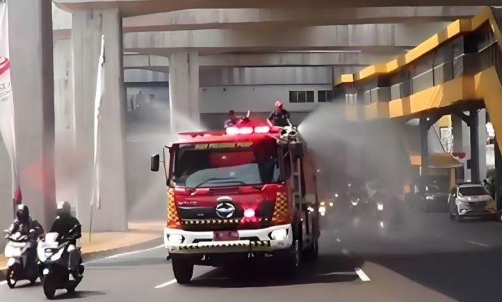Guru Besar FKUI Bicara Hasil Semprotkan Air ke Jalan Demi Cegah Polusi