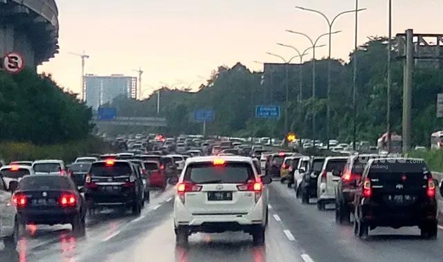 Sejumlah Titik di Tol Dalam Kota Jakarta Macet, Lalin Padat Merayap