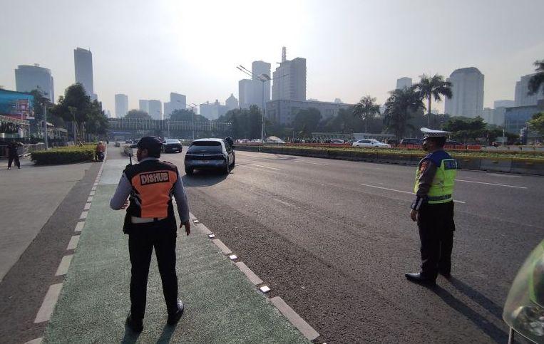 Polisi Buka-Tutup Jalan Sudirman saat delegasi KTT ASEAN Melintas