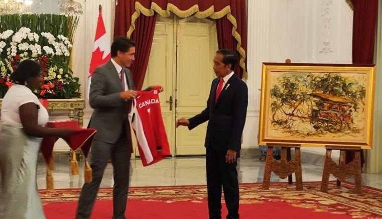 Jokowi dan PM Kanada Justin Trudeau Bertukar Kado
