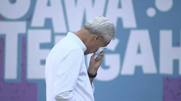 Kala Ganjar Menitikkan Air Mata Saat Pamitan ke Warga Jateng Usai Purnatugas