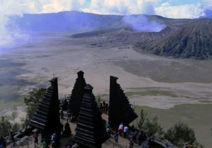 Terbakar Prewedding, Wisatawan Nikmati Keindahan Bromo di Seruni Point