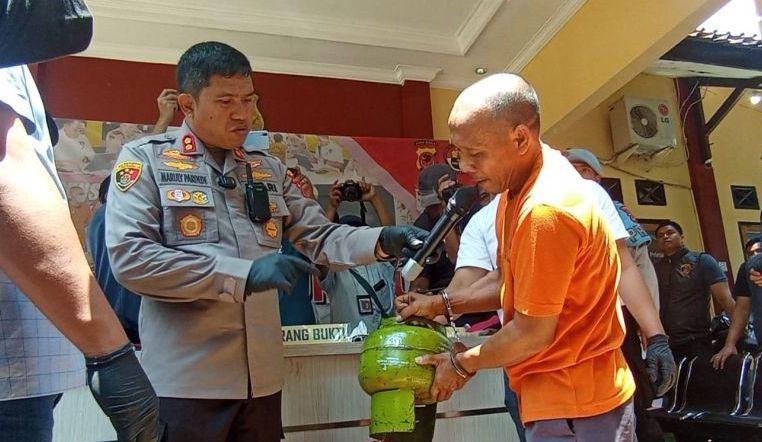 Polisi Tangkap Pria Pengoplos Gas Elpiji di Sukabumi