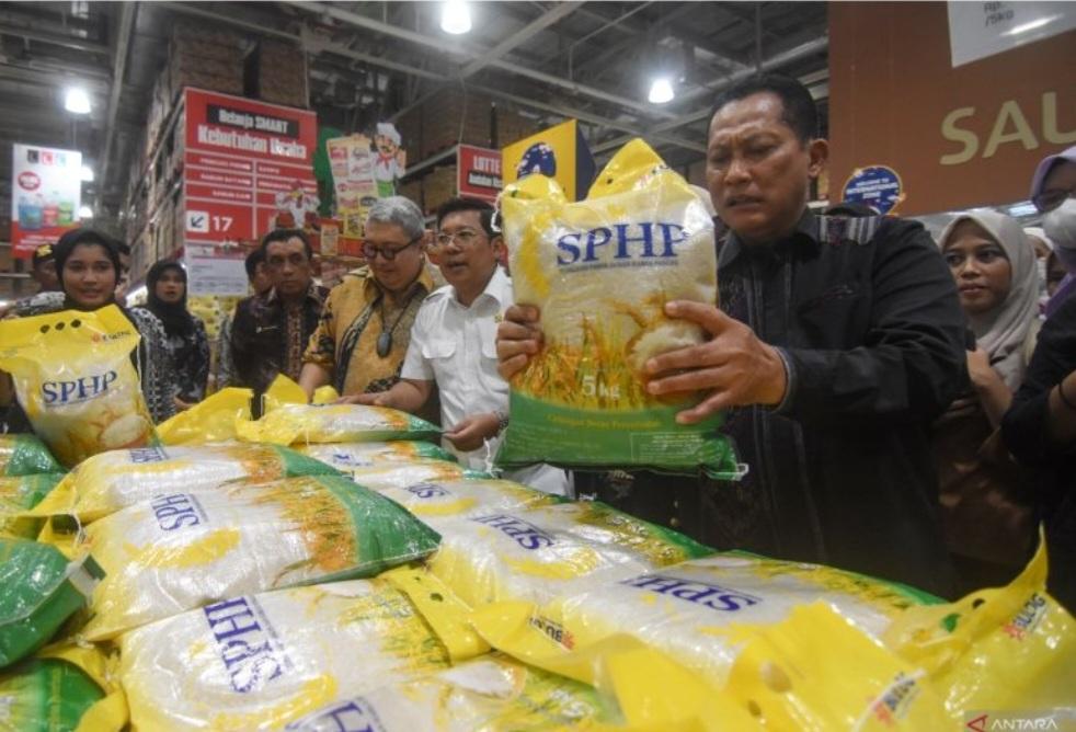 Bantuan Beras untuk 21,3 Juta Keluarga Masuk Pasar Induk Cipinang Lusa