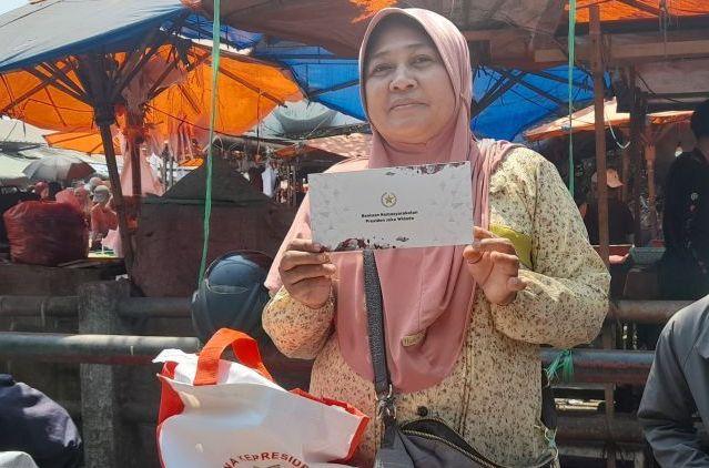 Dapat Paket Sembako dari Jokowi, Warga Cilegon: Seneng Banget!