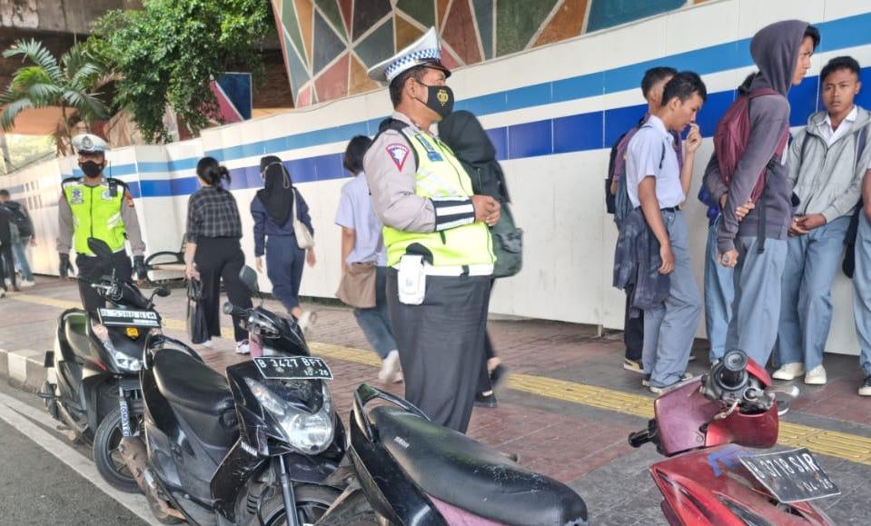 Pelajar Berseragam di Jakbar Diamankan Polisi gegara Bonceng 3-Bawa Celurit