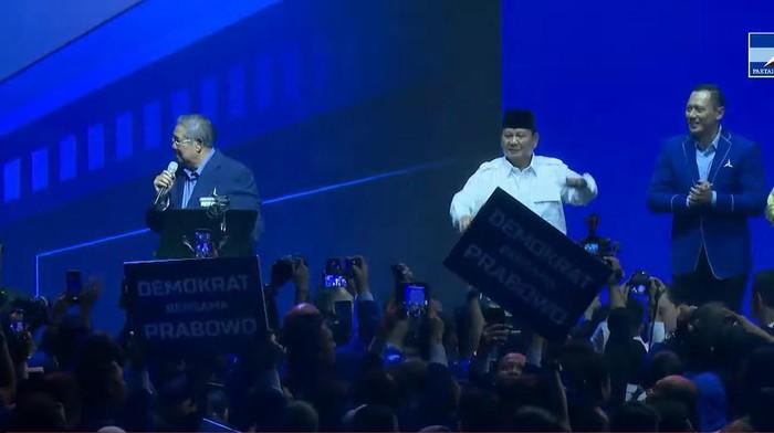 Prabowo Joget saat Dinyayikan 'Kamu Nggak Sendirian' oleh SBY
