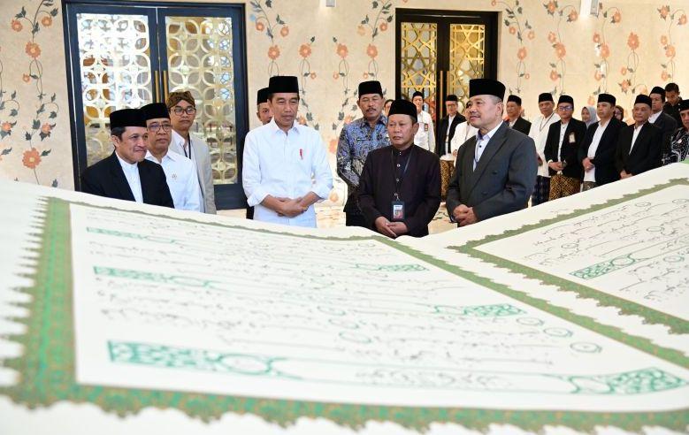 Jokowi Beri Mushaf Al-Qur’an Raksasa ke Masjid Sheikh Zayed Solo