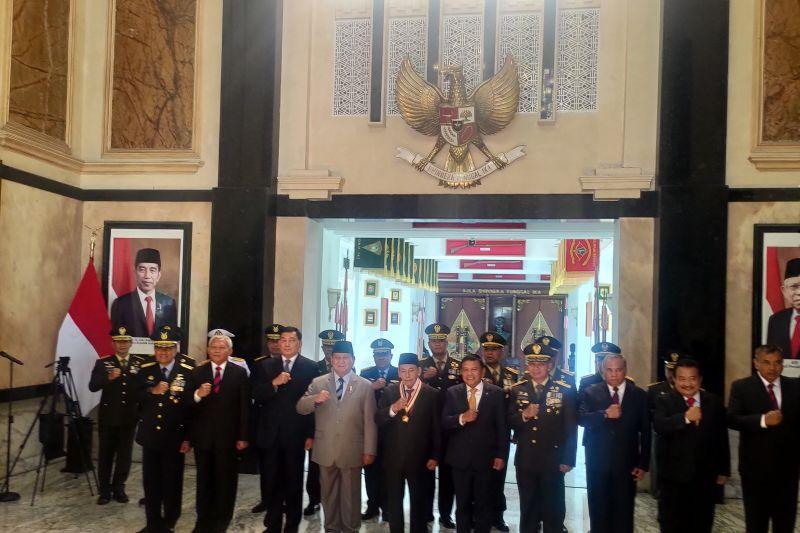 Menhan Prabowo Anugerahkan Penghargaan ke Habib Luthfi