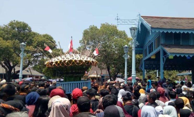 Keraton Solo Gelar Grebeg Maulud, Warga Berebut Isi Gunungan