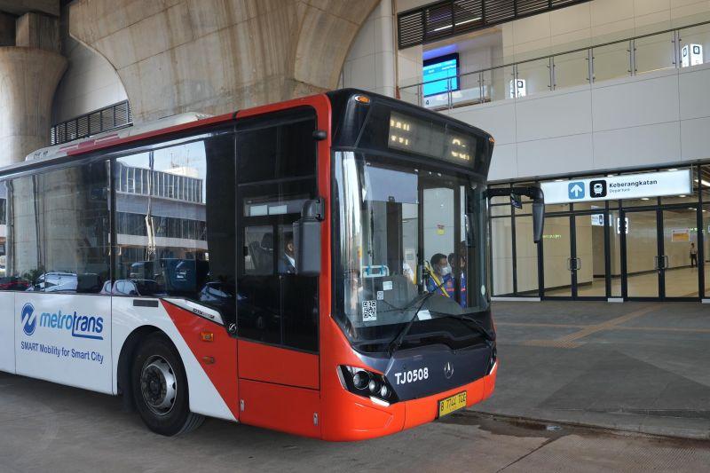 Mulai Hari Ini, TransJakarta Terintegrasi dengan Kereta Cepat Woosh