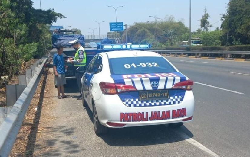 Main HP Sambil Nyetir, Sopir Truk di Tol JORR Ditilang