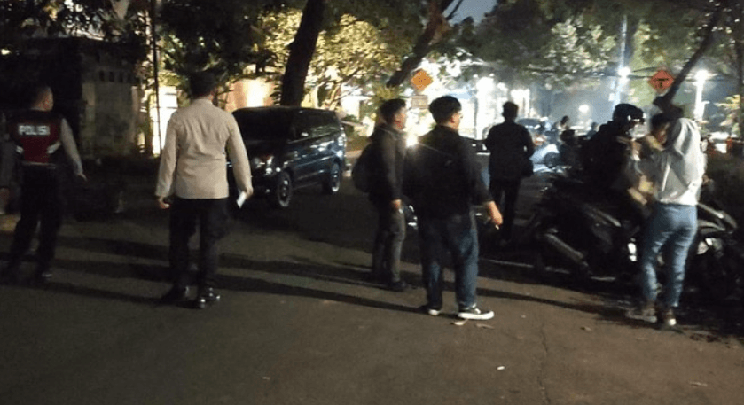 Polisi Temukan Botol Miras saat Bubarkan Remaja Nongkrong dan Buat Gaduh di Taman Jaksel