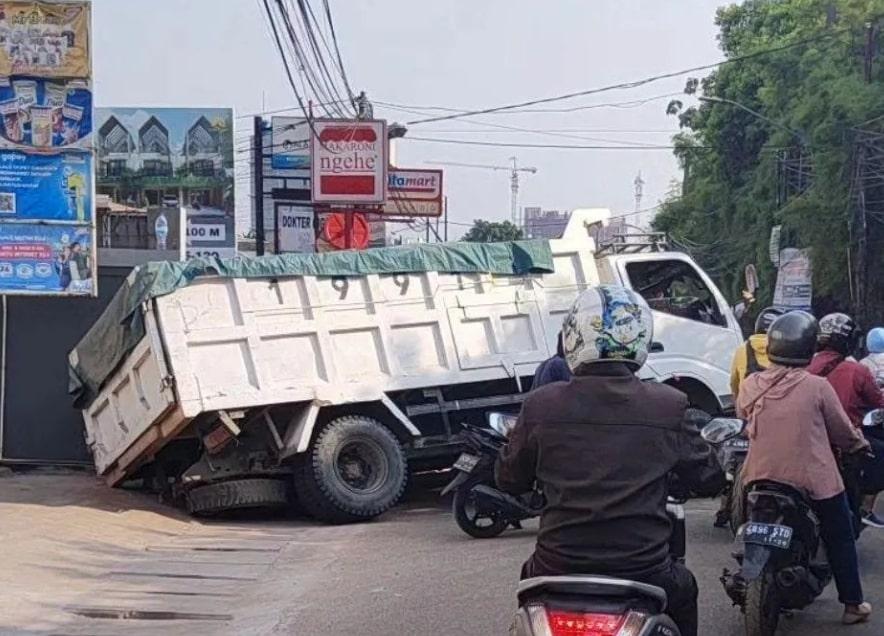 Ada Truk Jeblos di Cirendeu, Lalin Tersendat