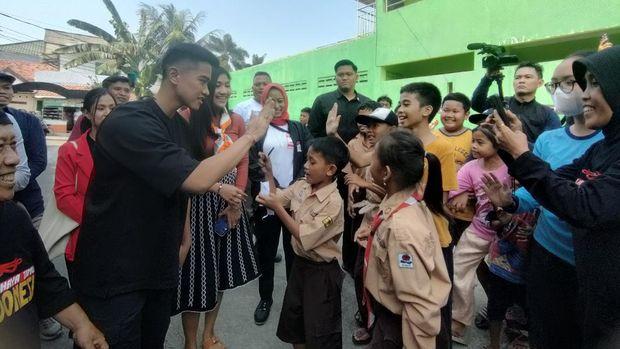 Blusukan ke Kampung Pengarengan Jaktim, Kaesang Disambut Meriah