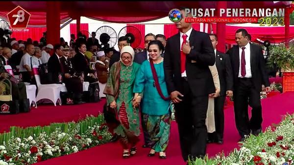 Megawati Hadiri Peringatan HUT TNI Pakai Kebaya Biru, Kode Bolehin Demokrat Masuk Kabinet?