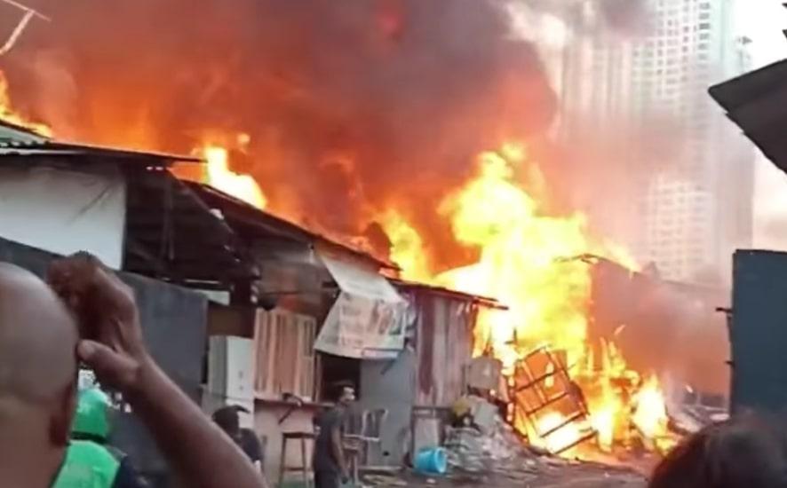 Damkar: 124 Rumah Warga di Jatayu Kebayoran Lama Hangus Terbakar
