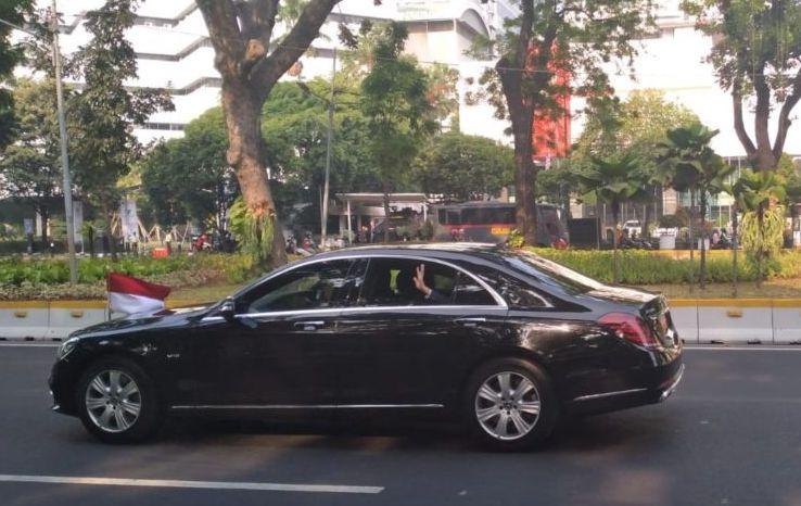 Warga Heboh Sambut Jokowi Menuju Upacara HUT ke-78 TNI di Monas